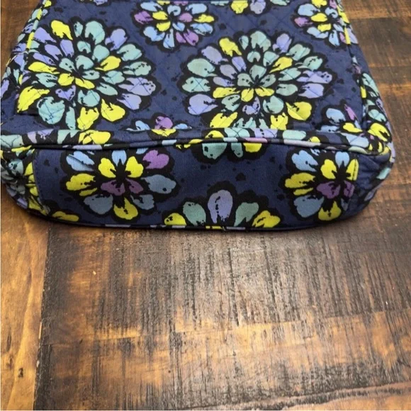 Vera Bradley Crossbody MAILBAG ~ Indigo Pop ~ Pockets ~ Top Flap ~ Ex. Cond. - Picture 8 of 8